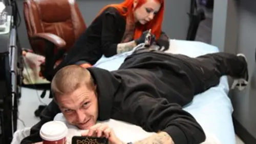 Tattoo faux S01E09 Eléphants, skateurs et ours !