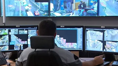 Temps présent Souriez, vous êtes suspects