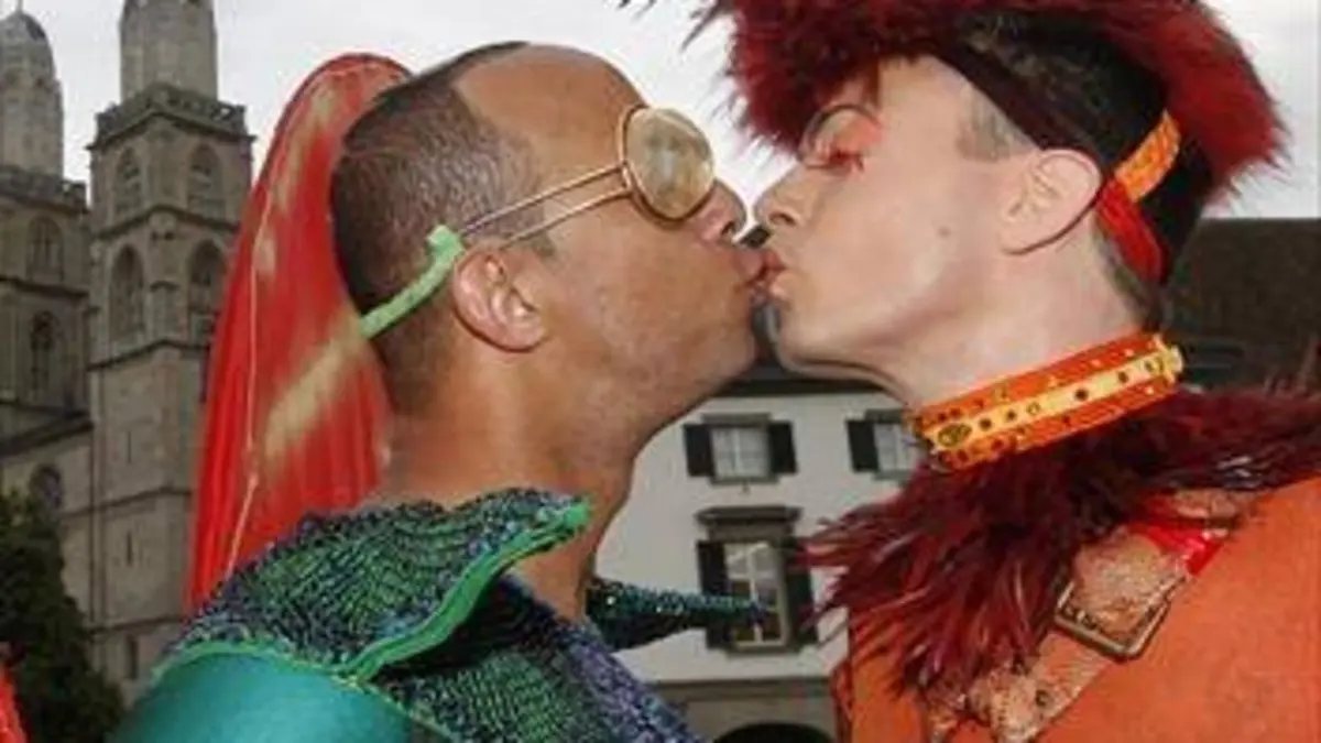 Temps présent 50 ans, les Romands dans l'oeil de Temps présent (5/5) : De l'ombre à la lumière, le grand coming out des homosexuels
