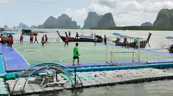 Thaïlande, un terrain de football insolite