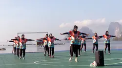 Thaïlande, un terrain de football insolite
