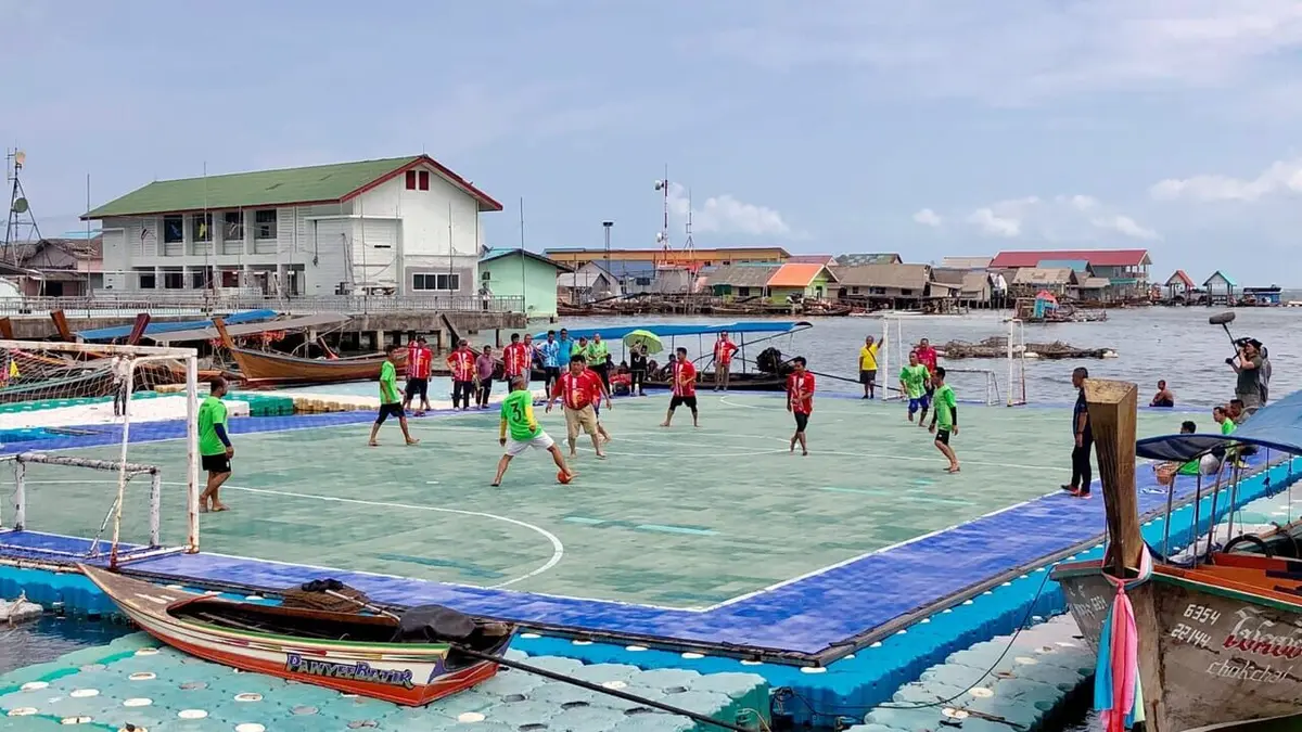 Thaïlande, un terrain de football insolite