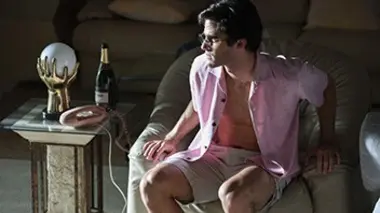 The assassination of Gianni Versace S02E09 Seul en scène