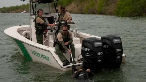 The Border S05E10 Fleuve assiégé