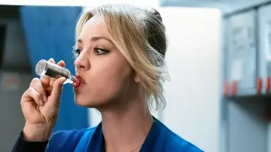 The Flight Attendant S02E03 Les émojis