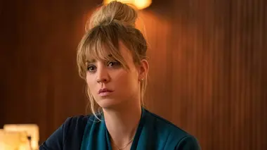 The Flight Attendant S02E05 Des femmes à la mer !
