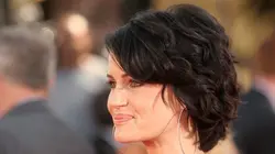 The Girls on the Bus S01E06 Le grand débat