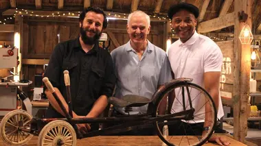 Une voiture à pédales flambant neuve