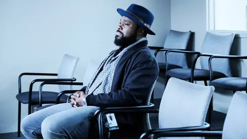 The Resident S03E17 Ambiance cabaret