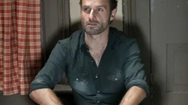 The Walking Dead S02E09 Le doigt sur la détente