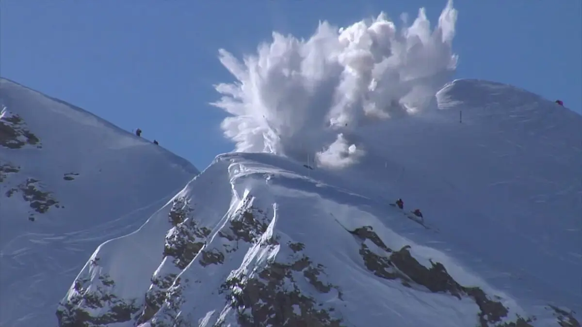 Titans mécanic : engins XXL dans les Alpes Alerte avalanche et révolution électrique