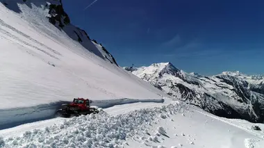 Titans mécanic : engins XXL dans les Alpes Opération ouverture des pistes