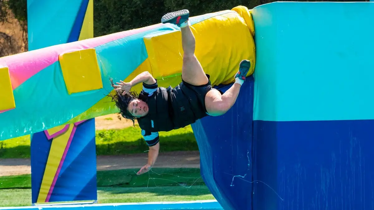 Total Wipeout S09E07 La guerre des fans