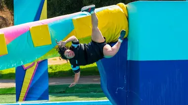 Total Wipeout S09E07 La guerre des fans