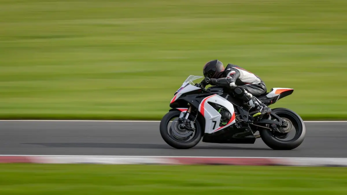 Tourist Trophy : Pas le droit à l'erreur Départ en trombe