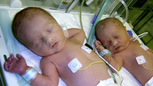 A la maternité E09 A la maternité