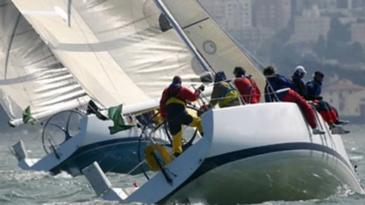 Tout ce qui bouge S02E01 Bateau de course