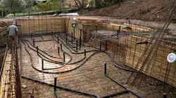 Travaux XXL : piscines et lagons  Piscine à cascade dans le Var