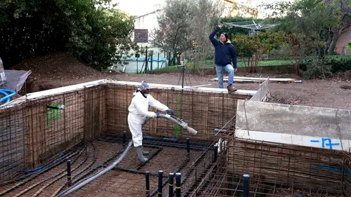 Travaux XXL : piscines et lagons Piscine à cascade dans le Var