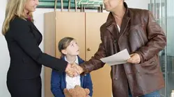 Visuel de Trois enfants sur les bras