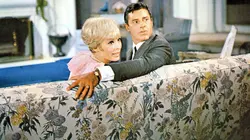 Trois sur un sofa en streaming