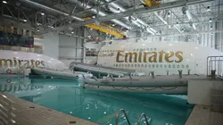 Ultimate Airport Dubaï Dos au mur