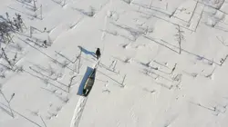 Un canot dans la neige