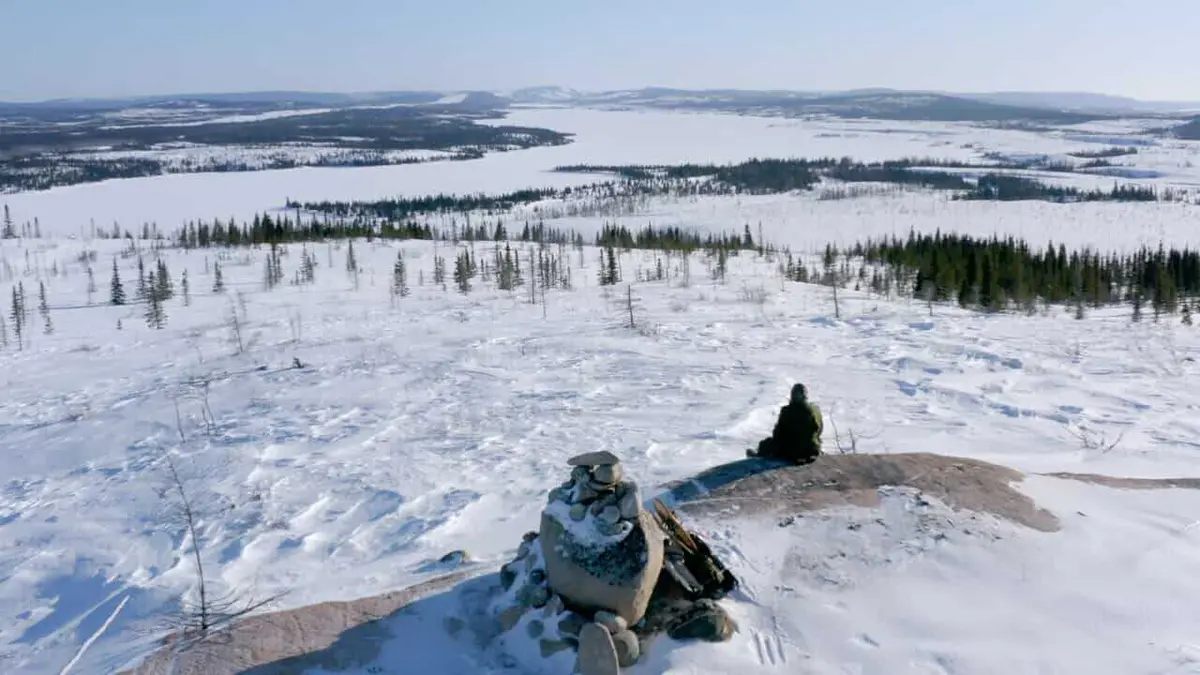 Un canot dans la neige