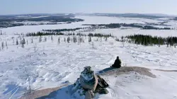 Un canot dans la neige