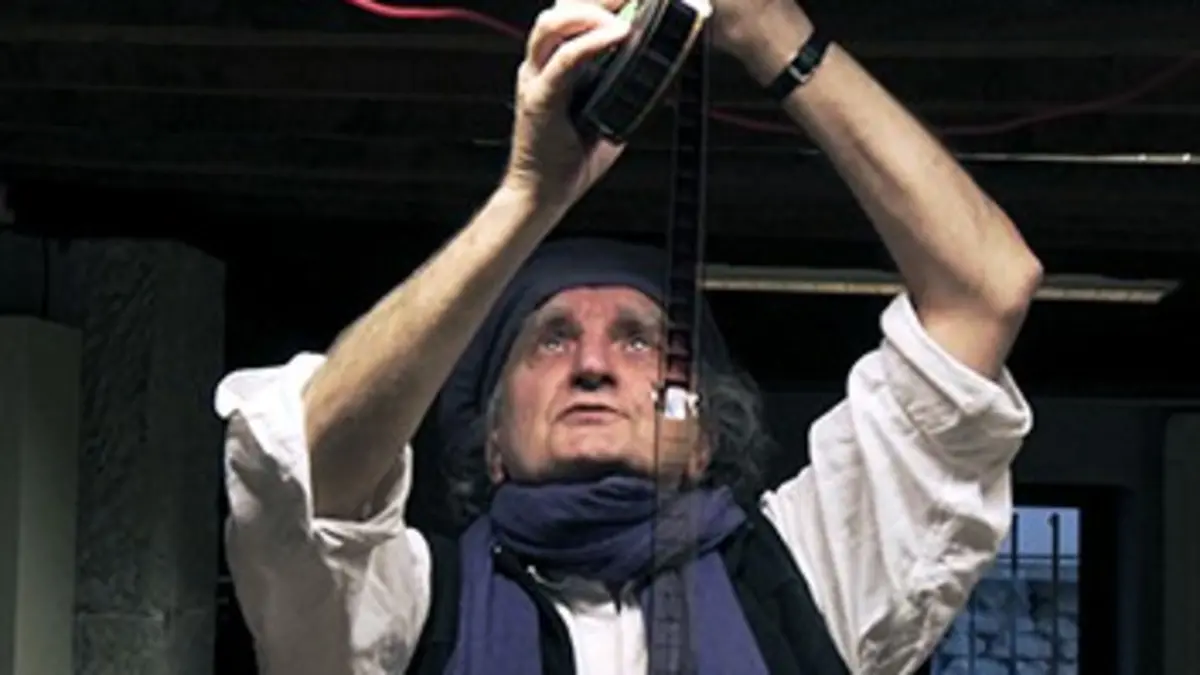 Un chat sur l'épaule