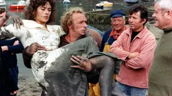 Un chien dans un jeu de quilles