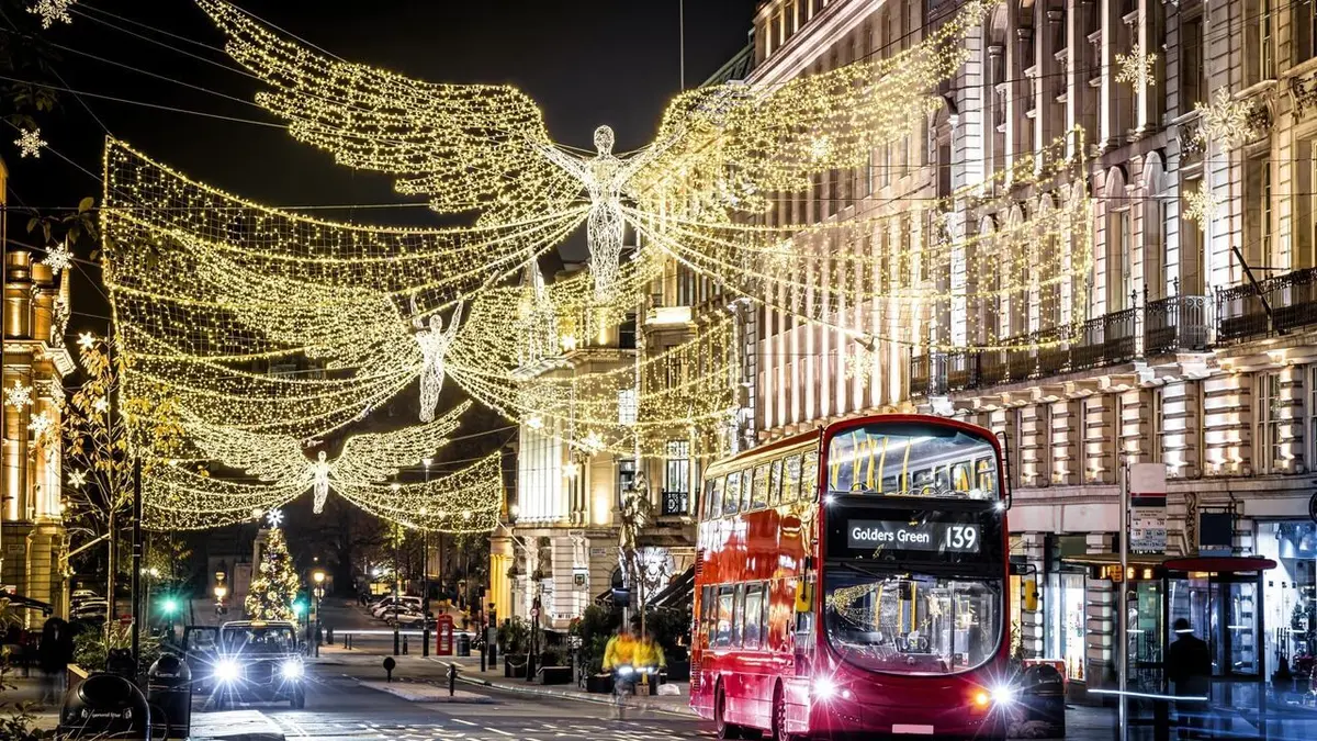 Un jour ailleurs S01E40 Noël à Londres / Château de Sissi / Réveillon dans un palace