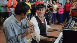 Un piano sur les routes de l'Himalaya