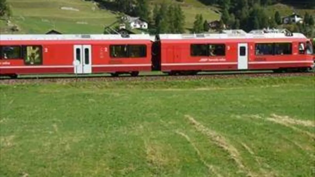 Un train à travers E06 La Suisse