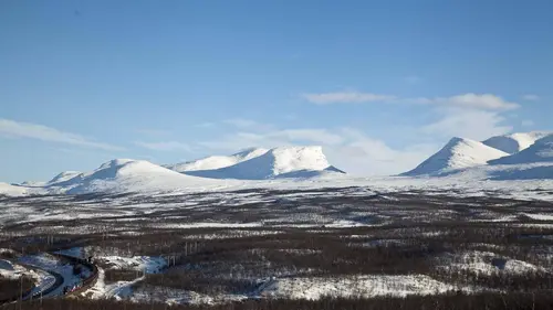 Un train à travers E08 La Suède