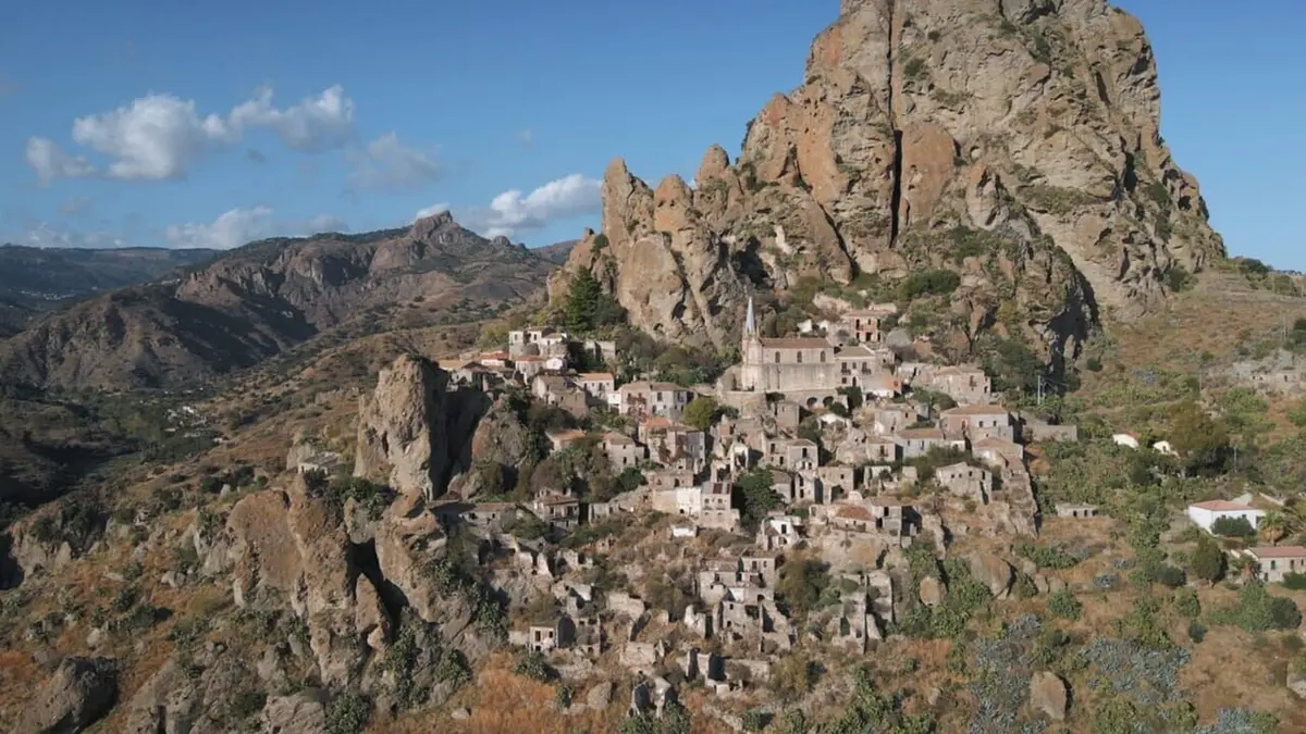 Un village fantôme : Rosa et Maka veillent sur Pentedattilo