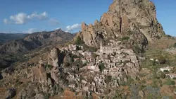 Visuel de Un village fantôme : Rosa et Maka veillent sur Pentedattilo