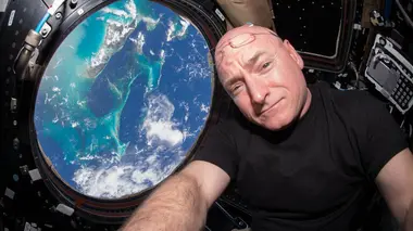 Une année dans l'espace S01E01