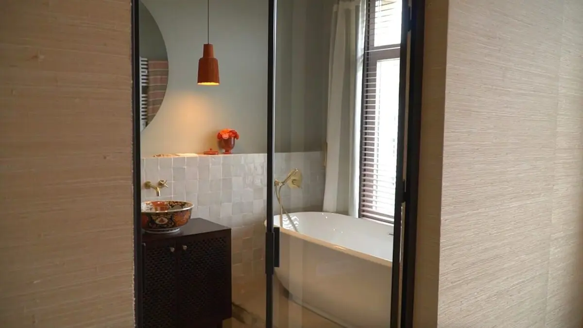 Une brique dans le ventre Très bel aménagement d'un appartement bruxellois qui fait la part belle à la décoration