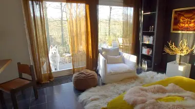 Aménagement chaleureux d'une maison moderniste en symbiose avec la nature