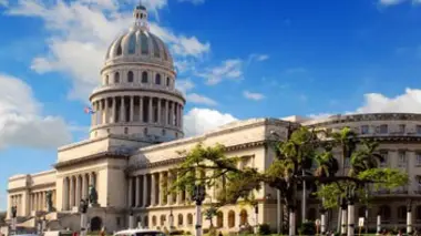 Femme et taxi à La Havane