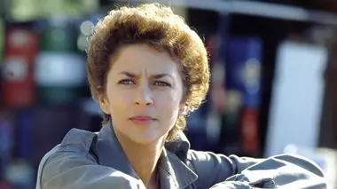 Une femme d'honneur S01E01 La grotte