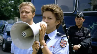 Une femme d'honneur S02E02 Balles perdues