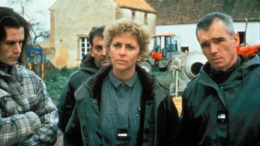 Une femme d'honneur S04E04 Trafic de clandestins