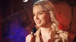 Une femme sous surveillance