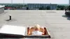 Une femme sur le toit