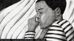 Une grande roue au milieu du désert