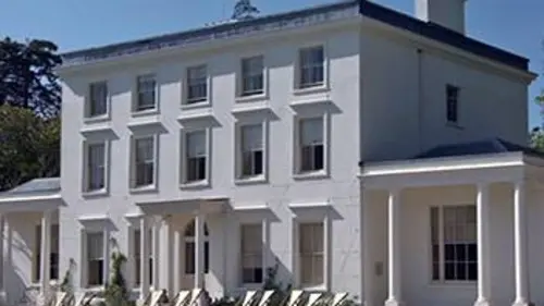 Une maison, un artiste S04E10 Greenway House, Agatha Christie tombe le masque