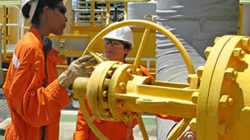 Une vie ailleurs E01 Sur une plate-forme pétrolière