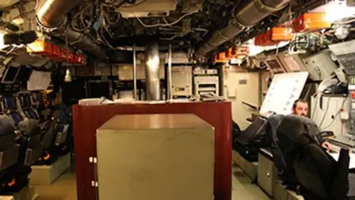 Une vie ailleurs E03 Dans un sous-marin